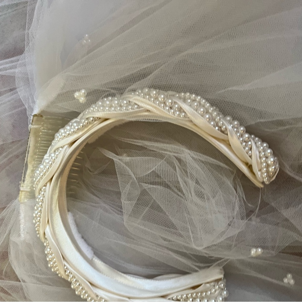 Beautiful faux pearl headpiece and veil. EUC